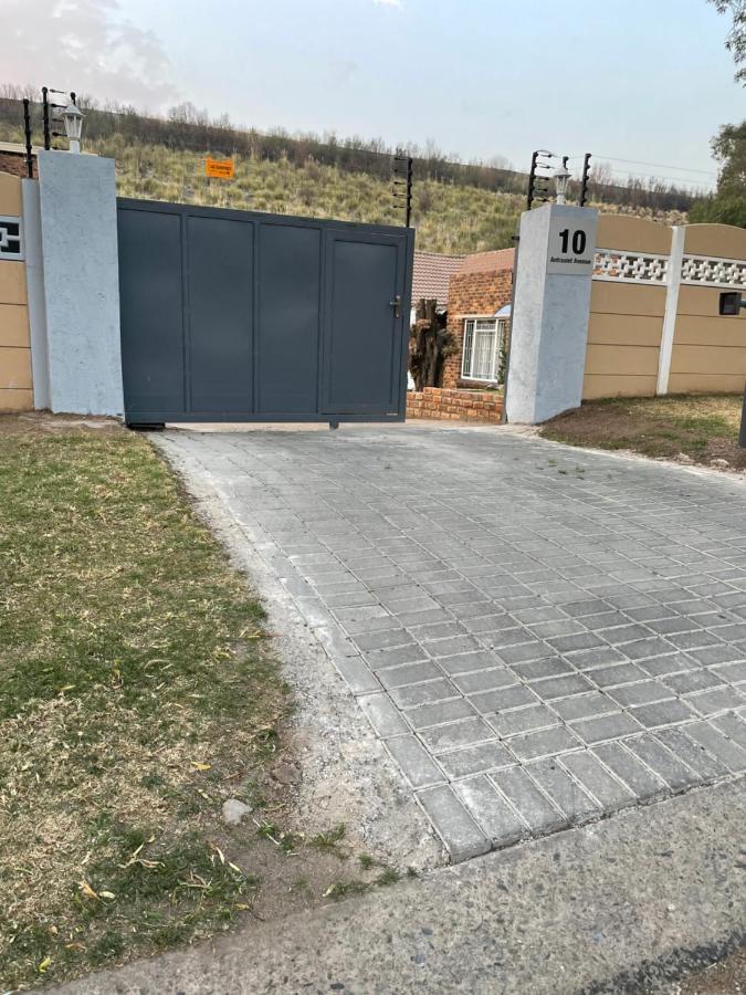 Host Hub Guest House Kempton Park Exterior foto
