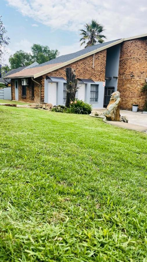Host Hub Guest House Kempton Park Exterior foto